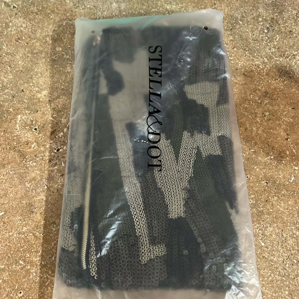 NWT Stella & Dot camouflage clutch, 11x10.5
